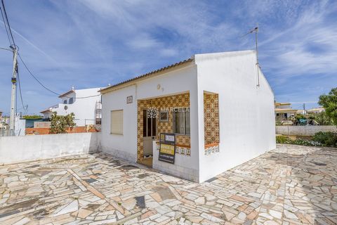 Located in Vila do Bispo. 1 bedroom house with 1 bathroom , parking space and annex. Built in 1982 on a plot of 243m2, 65.40m2 of useful area, located in Sagres. House with great potential for income. The property consists of a good living room with ...