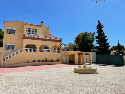 Located in . DETACHED 3 BEDROOM, 3 BATHROOM VILLA ON A WALLED 850m2 PLOT, WITH PRIVATE POOL, MULTIPLE AIR CONDITIONING FOR COOLING AND HEATING, SITUATED IN THE BEAUTIFUL COASTAL VILLAGE OF ISLA PLANA WITH SPECTACULAR VIEWS OF THE SEA AND MOUNTAINS. O...