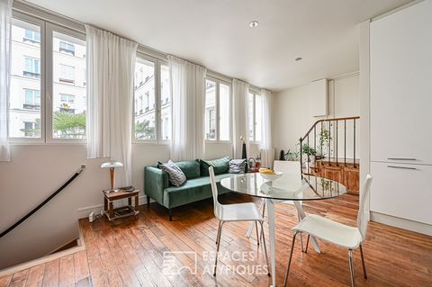 Ideally located in the heart of the vibrant and picturesque Montorgueil district, this artist's duplex of 91.09 m2 (89.83 m2 carrez) located on the second floor of a secure and impeccably maintained condominium, is distinguished by its dazzling lumin...