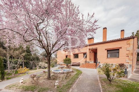 DETACHED HOUSE WITH GARDEN AND SWIMMING POOL IN CIUDALCAMPO. APROPERTIES REAL ESTATE presents a wonderful villa, ideal to enjoy with the family, located near the control and in a cul de sac, which offers tranquility to the house. The house, with a si...