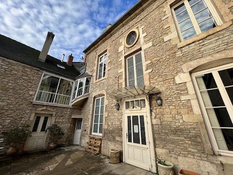 SEMI-EXCLUSIVE! Beaune intramural, in a former private mansion: type IV triplex apartment. Living room/lounge with fireplace. Two rooms. Bathroom and shower room. Vaulted cellar.