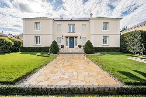 Ideally located in the Saint Michel district, in absolute calm, close to shops and schools, this magnificent prestigious residence of approx. 350 m² on two levels offers superb volumes and exceptional luminosity. Both a family home and a residence of...