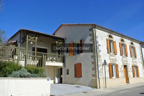 In a village near Virazeil, this house on two levels offers beautiful volumes with a total of 4 bedrooms, an office, 2 shower rooms, 2 toilets, a living room with equipped kitchen and a laundry room. Beautiful services with heat pump heating, photovo...