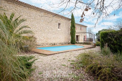 This historic residence of 256 m2 offers a unique view of the Lautrécois countryside. The main house is a former 14th century commandery that belonged to the Viscount of Lautrec. A magical place steeped in history, renovated with the charm and charac...