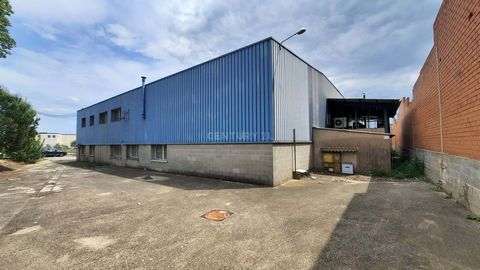 This 840 square meter industrial warehouse is perfect for those looking to establish their business in the food industry. In addition, it offers the flexibility of converting into an open space, as existing partitions can be easily removed, allowing ...