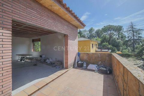 Discover your new home under construction in Sant Pere de Vilamajor, in the Can Vila urbanization. Just 3 minutes away from the center of the charming village of Sant Antoni de Vilamajor, this property offers you a prime location and the opportunity ...
