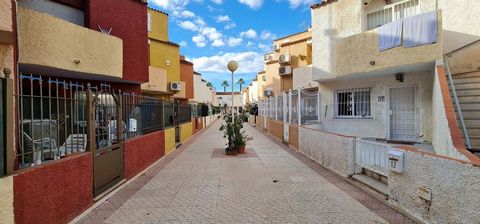 Wir finden dieses zweistöckige Haus in der Residencial Europa, das über 2 Schlafzimmer, 1 Badezimmer und 1 WC verfügt, im Erdgeschoss haben wir 1 Terrasse, wenn wir das Haus betreten, auf der gleichen Etage ein Wohnzimmer, 1 WC, 1 Küche unabhängig mi...