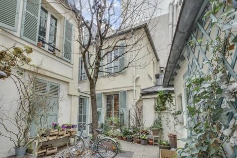 Rue du Cherche Midi, in een gebouw uit de negentiende eeuw, een charmant huis op de binnenplaats, met een oppervlakte van 90 m2 op de begane grond (80,94 m2 Carrez) op 3 niveaus, in absolute rust, bestaande uit: Op de begane grond: Ingang Blijven Keu...