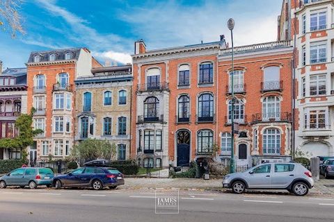 We invite you to discover this elegant garden-level duplex apartment, perfectly located on avenue Emile Duray opposite the Abbaye de la Cambre. Its 500 m2 of living space (completely renovated both technically and aesthetically) offers, behind a faca...