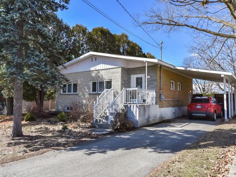 Well-maintained bungalow located in a sought-after area close to REM, schools, parks and 3 bedrooms. Well-divided basement with lots of storage. Intimate backyard (mature cedar hedge). A rarity in the area! A must-see! INCLUSIONS fixtures, curtains, ...