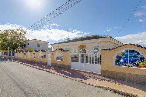 An absolutely wonderful villa with lots of space and open spaces both inside and out. The villa consists of 1 floor, 3 bedrooms, 2 bathrooms and a large storage room inside the house. The open floor plan for the kitchen and living room lets in lots o...