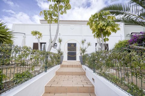 ¡Descubre una oportunidad excepcional en un encantador pueblo en el corazón del Algarve! Esta casa, completamente renovada y modernizada a partir de una ruina, es una verdadera joya que cumple con los requisitos de calidad y confort. Destaca por su l...