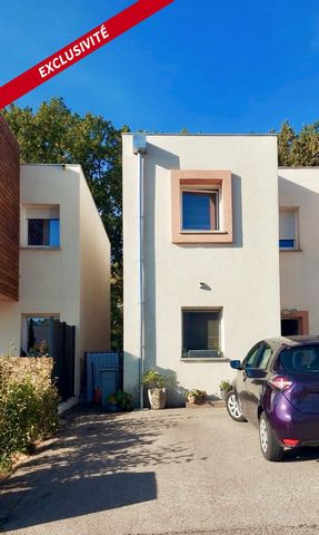 In the quiet area of Haut Vallon, I present this property to you exclusively close to amenities, schools and main routes for public transport. This modern house with its individual landscaped and fenced garden overlooking a stream measures 72 m2 incl...