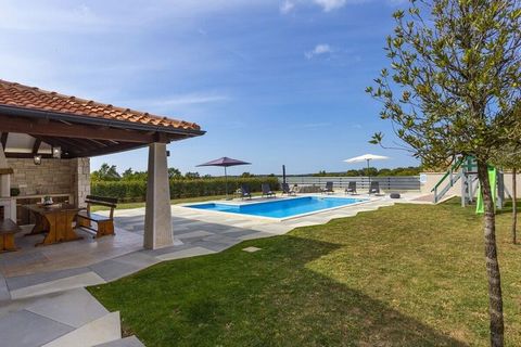 The Villa Vitis is a newly built villa near the city of St. Peter, but offers absolute privacy and calm thanks to its location. The villa is located on a large property. Surrounded by meadows and forests. The house has a large pool and a covered terr...