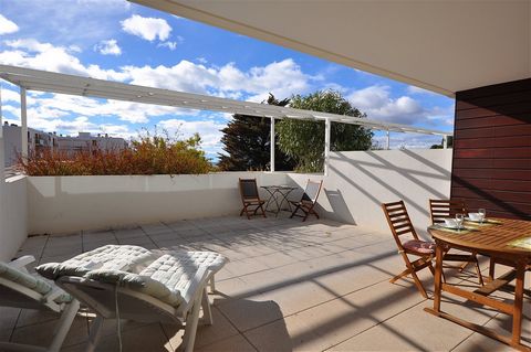 Live the Mediterranean life in Sete with this beautiful single floor apartment. Including two bedrooms, one bathroom and an impressive sunny terrace with sea view, it has everything you will need to comfortably stay in a bustling town close to the be...