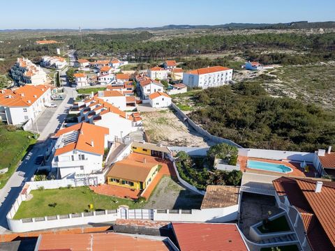 This magnificent 2 bedroom villa with sea views, renovated, is located next to Praia de Paredes da Vitória, offering a unique opportunity to live by the sea. On this Urban plot with a total area of 1090m2, you can enjoy a spacious and comfortable env...