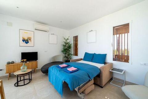 Cet appartement moderne avec piscine privée est situé dans l'urbanisation Monte Solana près de Pedreguer, à environ 8 km du centre de Denia, de la plage et de la mer. L'appartement est idéal pour des vacances en famille ou entre amis. Les environs im...