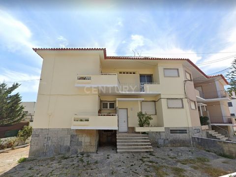 Urban building located in the center of Parede, Cascais area, close to Train Station, Pastelaria Ribeiro, Restaurante Eduardo das Conquilhas and other landmarks of Parede. Set on a 520m2 plot with garden, comprising ground floor, 1st and 2nd floor an...