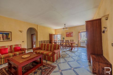 This 6-room apartment is located in a villa that dates back to the 18th century and is an impressive size with its 280 square meters of living space. It is currently divided into two separate apartments, this division offers a variety of possible use...