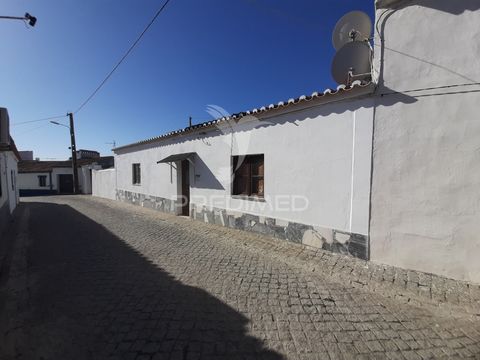 4 bedroom villa in the village of Peroguarda, in the municipality of Ferreira do Alentejo, for reconstruction, with a backyard, total area of 258 m2 and floor area of 220 m2, certainly offers great potential for those looking for a house to renovate....