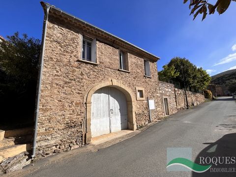 Hamlet 'Le Pin' 34 390 commune of Vieussan, charming stone house of winegrower's type. Located at the entrance to the village, it is raised by one level under the attic, access is lateral via a courtyard of 117 m2. The house comprises: Ground floor: ...