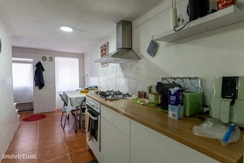 2 bedroom villa for sale in Alcains. Located right in the center of Alcains, we have a property consisting of kitchen, storage room, bathroom and 2 bedrooms. It is 10 minutes from Castelo Branco, is close to all goods and services, such as pharmacy, ...