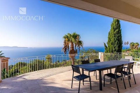 This spacious villa (310 M²), in perfect condition, enjoys one of the most beautiful views of Carqueiranne. The very large living room and its equipped American kitchen benefit from exceptional brightness, extended by a vast terrace facing the Giens ...