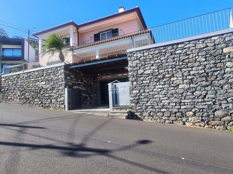 Located in Ribeira Brava. Presenting a stunning residence now available for sale in the sought-after locale of Ribeira Brava. Strategically positioned in Ribeira, a mere 20-minute commute from the bustling city center of Funchal, this exquisite prope...