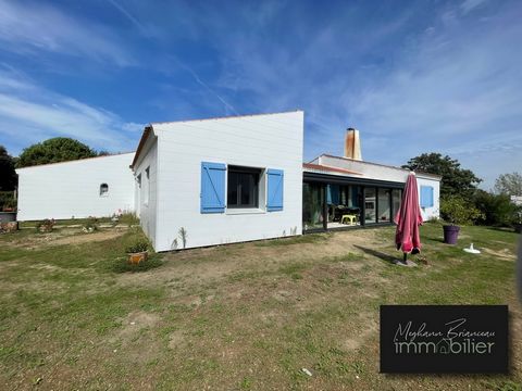 Between Notre-Dame-de-Monts and La Barre-de-Monts, beautifully crafted house facing the national forest with direct access to the beach by the trails! You will find a large entrance serving a kitchen, a magnificent living room with exposed beams over...