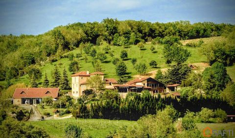 Sumptuous estate with a view of the Pyrenees “Le Pape” is built on a 35 hectare plot, its buildings form a hamlet and the views of the Pyrenees are breathtaking. Located in Lamazère (32300), this imposing property offers an ideal and peaceful living ...