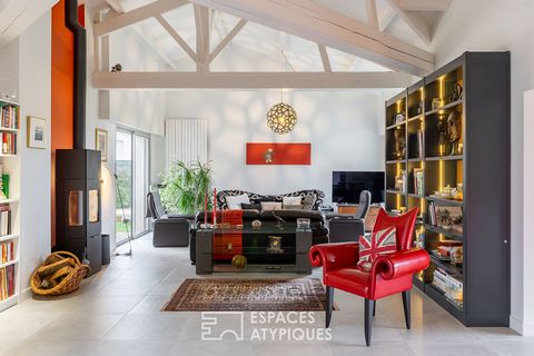 Exclusivity. It is in Vertou, in a popular residential area near the town and the banks of the Sèvre, that this architect's house renovated in 2021 is located. Built on a pretty plot of land that can be fully built, this detached house has its volume...