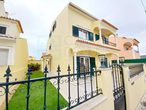 House, T5 located in Guizanderia - Carregado. Easy road access A1, A10, N1, N3. 1 minute from the center of Carregado where you can find all kinds of services, commerce and schools, and 3 minutes from Campera Outlet Shopping. Built in 2003, the villa...