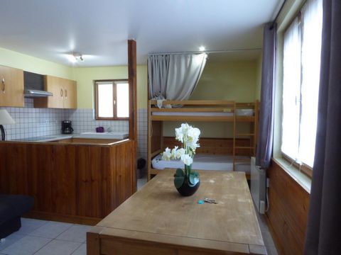 This T2 apartment of 44m2 to renovate, is located on the ground floor of a condominium, in a quiet and accessible area, near the slopes and set back from a secondary road. This apartment includes a bright living room, with mountain corner and open ki...
