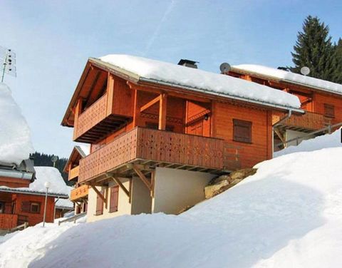 This traditional wooden chalet was built in 1999. It is located in Petit Chatel, just 300m from the pistes. The chalet faces south enjoying a clear view to both sides of the valley. It is part of a copropriete of chalets. The chalet has three levels,...