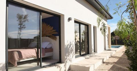 Au sud de Béziers et à 10 minutes de la plage, je vous propose cette superbe villa de plain pied en 3 faces de 115m² hab sur 433 m² de terrain. Elle dispose d'un séjour / cuisine ouverte équipée de près de 60m² lumineux, une suite parentale avec sall...