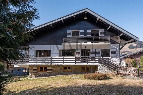 Welcome to this wonderful 6-bedroom chalet nestled in Rochebrune, Megève. Just steps away from the ski slopes and a few minutes from the vibrant heart of the village, this residence combines Alpine comfort with elegance. With breathtaking views of th...