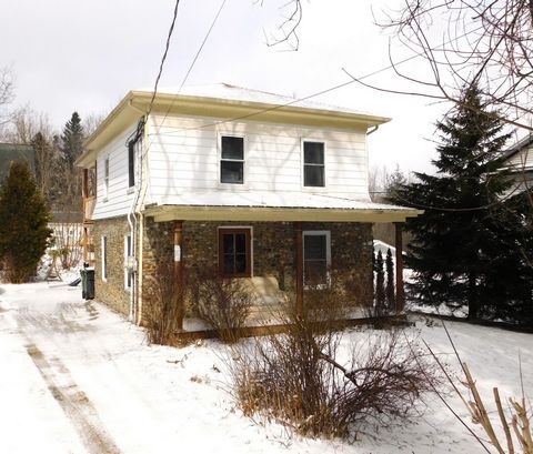 In the heart of downtown Lennoxville, very well located, a few steps from Bishop's University as well as Champlain College! Close to everything, this duplex presents a beautiful period character with its exterior fieldstone as well as wood floors in ...
