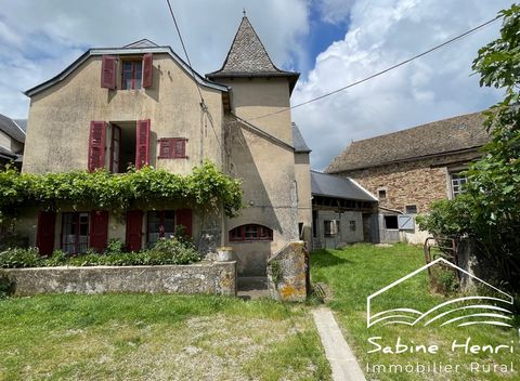 In Sauveterre-De-Rouergue, sale of a house of 171m2. The interior includes an independent kitchen, a living room, a living room and a sleeping area with 4 bedrooms. To spend pleasant moments of conviviality, the property offers a large garden with a ...