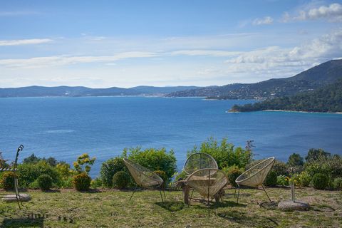 In the heart of the prestigious private and secure domain of Cap Negre, property with panoramic view of the sea and Cap Benat. Only 5 minutes walk from the private beach of Cap Negre, and benefiting from a private mooring. The villa of about 210m2 wi...