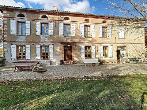 Summary In the countryside, on 2 hectares of meadows, in the vicinity of Villemur, Bessières, a largely renovated farmhouse of some 190m2 hab, with quality ecological materials and techniques (no plasterboard, no concrete, lime coatings, ecological p...