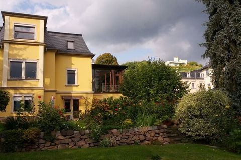 Dans l'un des meilleurs quartiers résidentiels de Radebeul, un appartement de vacances confortablement meublé pour 2 à 4 personnes vous attend dans une villa Art Nouveau.