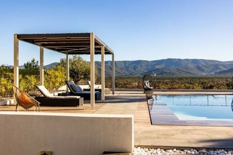 EXCLUSIVE. Le Luc, a stone's throw from the Gulf of Saint-Tropez - Estate of 7000m2 with contemporary villa of approximately 470m2 overlooking the Plaine des Maures nature reserve. Large living room with extraordinary volumes, American kitchen, terra...