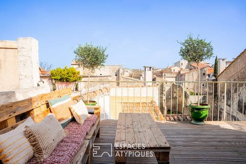Located in the heart of the village of Saint-Rémy-de-Provence, this townhouse has a surface area of 112m2 on three levels. The vaults, exposed stones and fireplaces affirm the authentic and warm character of this traditional house. The entrance opens...