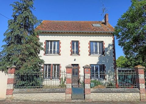 25 minutes from CHARTRES SUD, Romuald JAULNEAU ... , offers you a Bourgeois House to renovate of about 198 m² of living space. This pretty property to be enhanced on 3 levels includes 6 beautiful bedrooms with surfaces ranging from 15 to 21 m². You w...