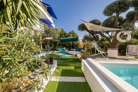 Nice - Mont Boron // Wonderfully located in the heart of Mont Boron, the most sought-after area of Nice, a few steps from the sea/beach and the port, villa of 115m2 composed of a living room with dining room and a kitchen opening onto a terrace (poss...