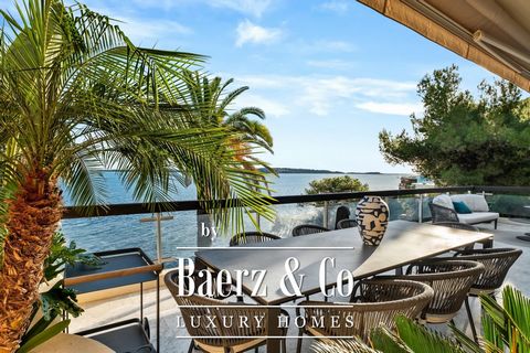 In one of the only water front residence of Cannes, come to discover this magnificent Penthouse with its sumptuous view on the bay of Cannes and the Islands of Lerins. This unique 4 rooms of 84m2 is composed of a large living room with open kitchen, ...