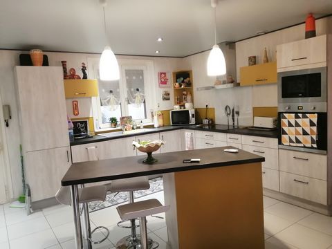 PONT DE VAUX CENTER Beautiful renovated 90M2 apartment in a very quiet garden view. Within walking distance of all shops, schools, doctor, it is composed on the ground floor of an independent entrance with 46M2 garage and equipped summer kitchen. You...