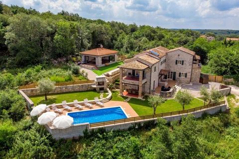 Villa rustique istrienne avec piscine à Tinjan, avec vue lointaine sur la mer, dans un écrin de verdure vierge. À vendre se trouve une maison en pierre d'Istrie par excellence, bénéficiant d'une surface habitable de 300 m2 située sur un jardin méticu...