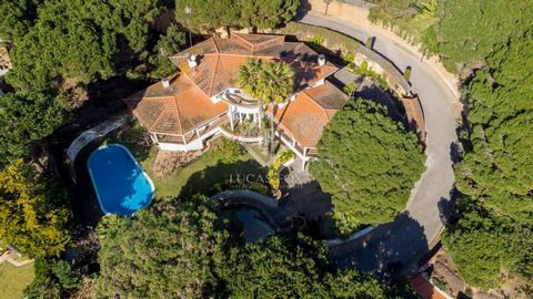 Beautiful villa located on the seafront in the Montgoda development, which enjoys a lot of privacy, and is at the same time very close to the city with its amenities. Within walking distance there is access to the sea via the rocks and the small beac...