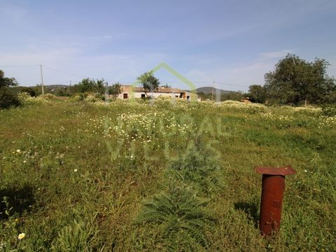 Unique Opportunity for a Quiet Life in the Countryside with Project for 3 bedroom villa with pool in Estoi, Algarve. This property offers a unique opportunity to create the perfect home! With a total area of 9760m2, this plot includes a ruin with arc...